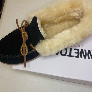Size 10 black Minnetonka